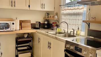 Microondas, horno, cafetera o tetera y tostadora