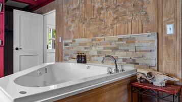 Chickamauga Cottage | Bathroom | Free toiletries, hair dryer, towels, soap