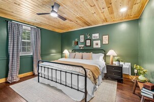 Moccasin Bend Cottage | Free WiFi, bed sheets