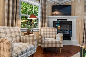 Chickamauga Cottage | 1 bedroom, free WiFi, bed sheets