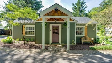 Rock Island Cottage | Free WiFi, bed sheets