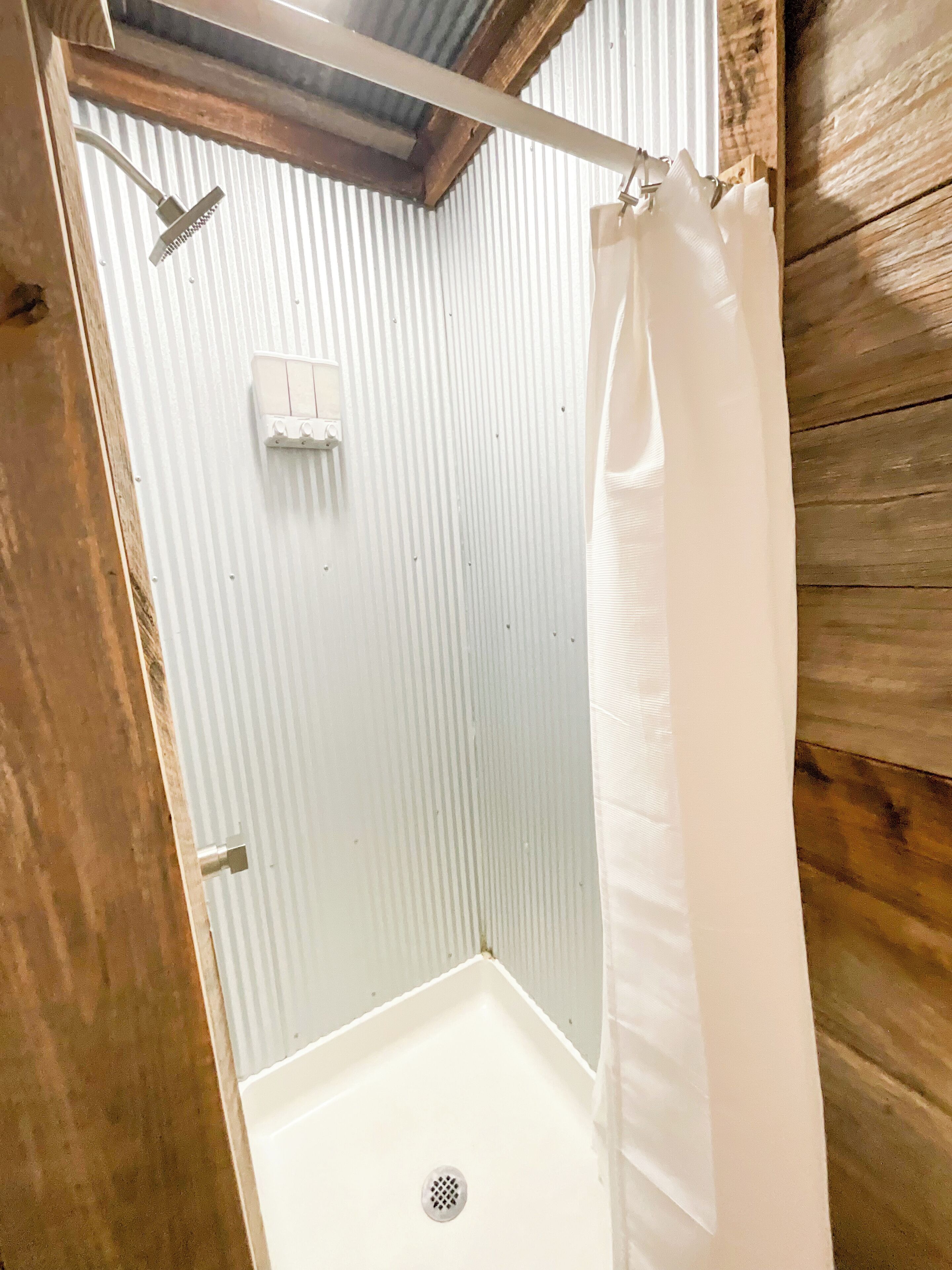 Haartrockner, Handtücher, Seife, Toilettenpapier