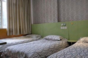 A room with two beds, a window with curtains, and a green headboard. - 99inn Selected (Shanghai South Station Metro Station) (Shanghai)