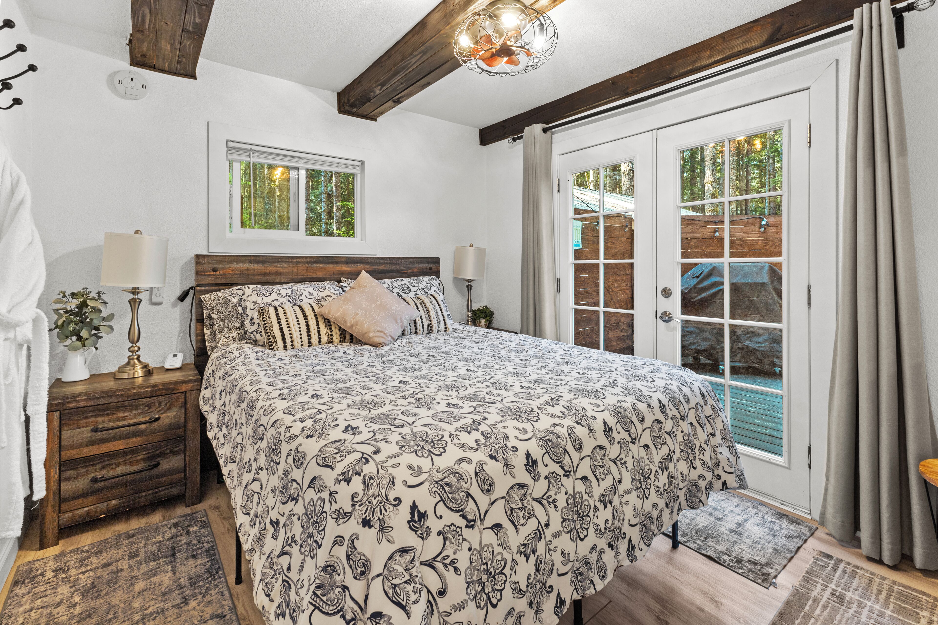 2 slaapkamers, een bureau, een strijkplank/strijkijzer, gratis wifi