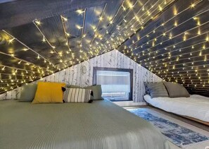 2 soverom, skrivebord, strykejern/-brett og wi-fi (inkludert)