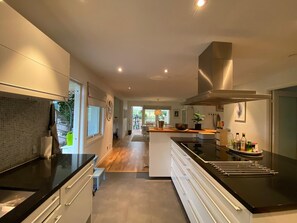 Geladeira, micro-ondas, fogão, cooktop