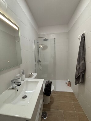 Haartrockner, Handtücher, Seife, Toilettenpapier