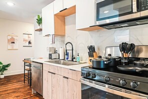 Een koelkast, een microgolfoven, een oven, een kookplaat