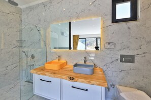 Hair dryer, towels, soap, toilet paper - Charming 2-bedroom villa with WiFi and AC in fabulous İslamlar (İslamlar)