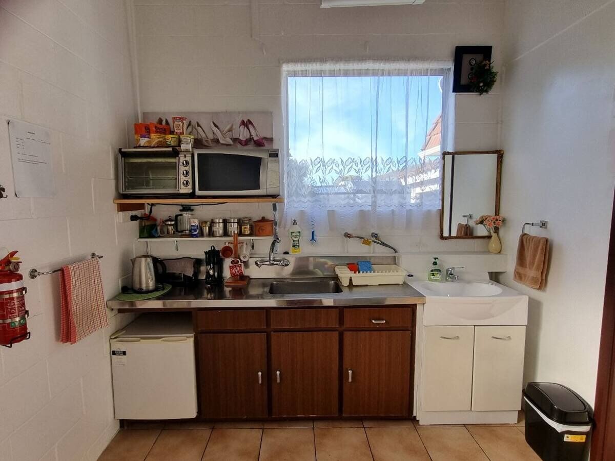 Fridge, microwave, oven, coffee/tea maker