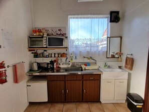 Réfrigérateur, four à micro-ondes, un four, cafetière-théière