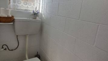 SĂšche-cheveux, serviettes fournies, savon, shampoing