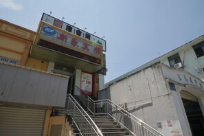 Ein mehrgeschossiges Gebäude mit einer Treppe, die zu einer oberen Ebene führt.