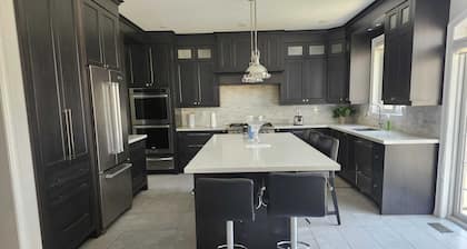 Beautiful 4 Bedroom Home, Large Ravine Backyard.