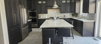 Beautiful 4 Bedroom Home, Large Ravine Backyard.