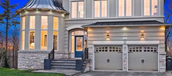 Beautiful 4 Bedroom Home, Large Ravine Backyard.