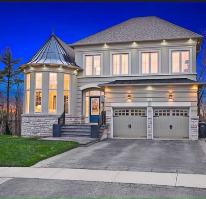 Beautiful 4 Bedroom Home, Large Ravine Backyard.