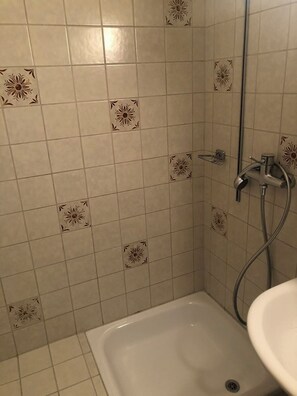 Een douche, een haardroger, handdoeken, zeep
