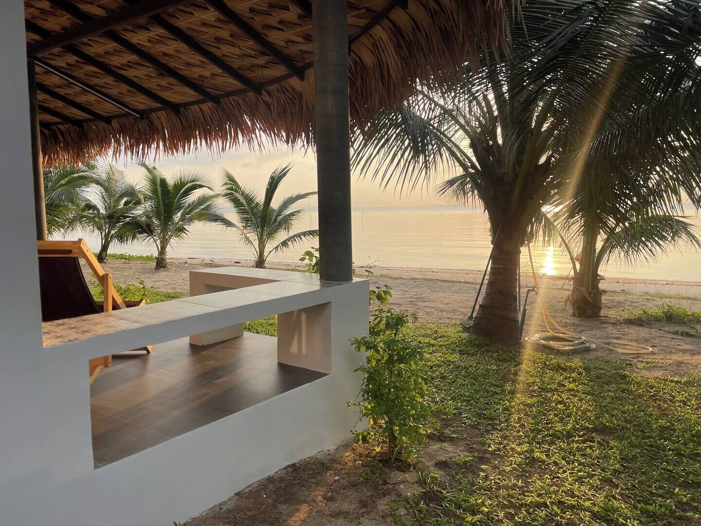 Vila luxo, 1 cama King e sofá-cama, vista para o mar, de frente para a praia | Terraço/pátio