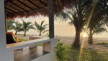 Vila luxo, 1 cama King e sofá-cama, vista para o mar, de frente para a praia | Terraço/pátio