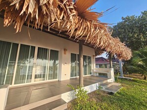 Vila luxo, 1 cama King e sofá-cama, vista para o mar, de frente para a praia | Terraço/pátio