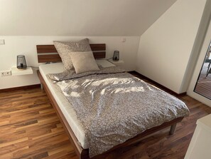 2 bedrooms, travel cot, WiFi, bed sheets