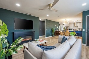 Älytelevisio, takka, kirjoja