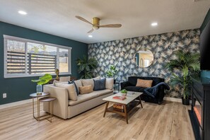 Älytelevisio, takka, kirjoja