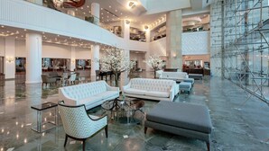 Lobby sitting area - Euphoria Aegean Resort & Spa (Halal Hotel) (Seferihisar)