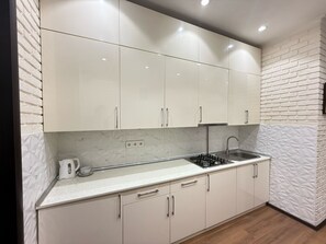 Jääkaappi, mikroaaltouuni, uuni, liesi