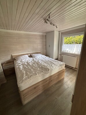 2 bedrooms, travel crib, WiFi, bed sheets