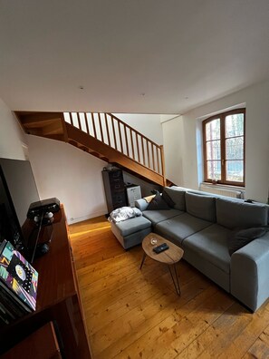Tv, pejs, musikbibliotek, stereoanlæg