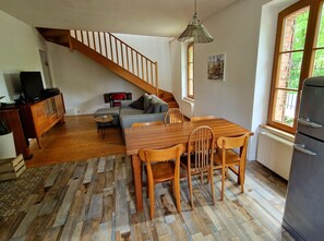 Fernseher, Kamin, Musikbibliothek, Stereoanlage