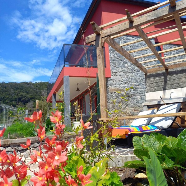 Property grounds - Soothing 2-bedroom completely renonated house in Água with a stunning panorama. (Agua de pena)