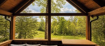 Charming Cabin. Located between New River Gorge and Summersville Lake
