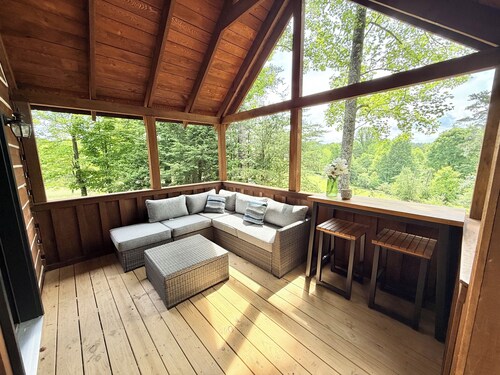Charming Cabin. Located between New River Gorge and Summersville Lake