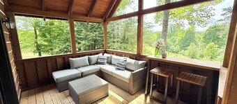 Charming Cabin. Located between New River Gorge and Summersville Lake