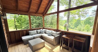 Charming Cabin. Located between New River Gorge and Summersville Lake