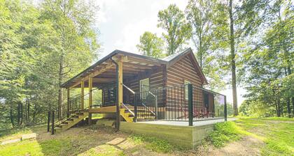 Charming Cabin. Located between New River Gorge and Summersville Lake
