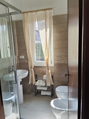Shower, hair dryer, bidet, towels