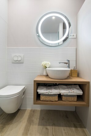 Een douche, een haardroger, handdoeken, zeep