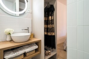 Dusche, Haartrockner, Handtücher, Seife