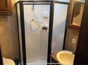 Douche, serviettes fournies, savon, papier toilette