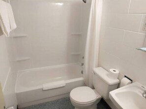 Separate tub and shower, towels, soap, shampoo - Shoal Lake Motor Inn (Shoal Lake)