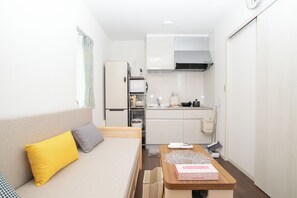 Fridge, microwave, stovetop, cookware/dishes/utensils - Goennyado (Tokyo)