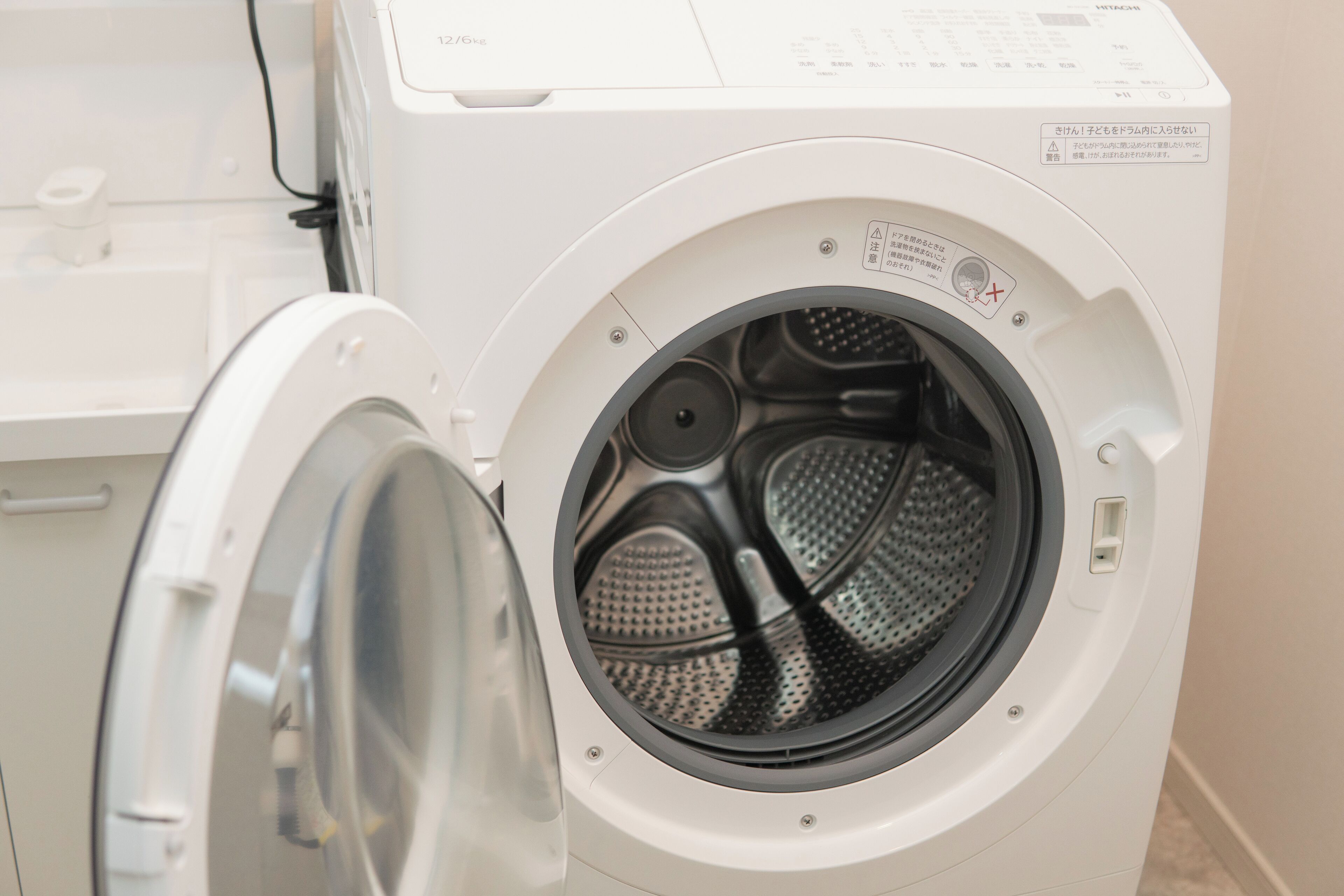 Combined shower/bathtub, rainfall showerhead, hair dryer, towels