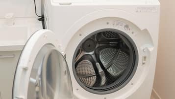 Combined shower/bathtub, rainfall showerhead, hair dryer, towels