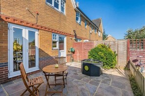 Outdoor dining - 3BR Spacious Home Near City Centre (Maidstone)