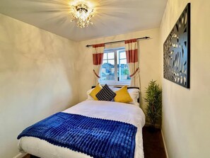 3 bedrooms, bed sheets - 3BR Spacious Home Near City Centre (Maidstone)