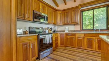 Réfrigérateur, micro-ondes, plaque de cuisson, lave-vaisselle